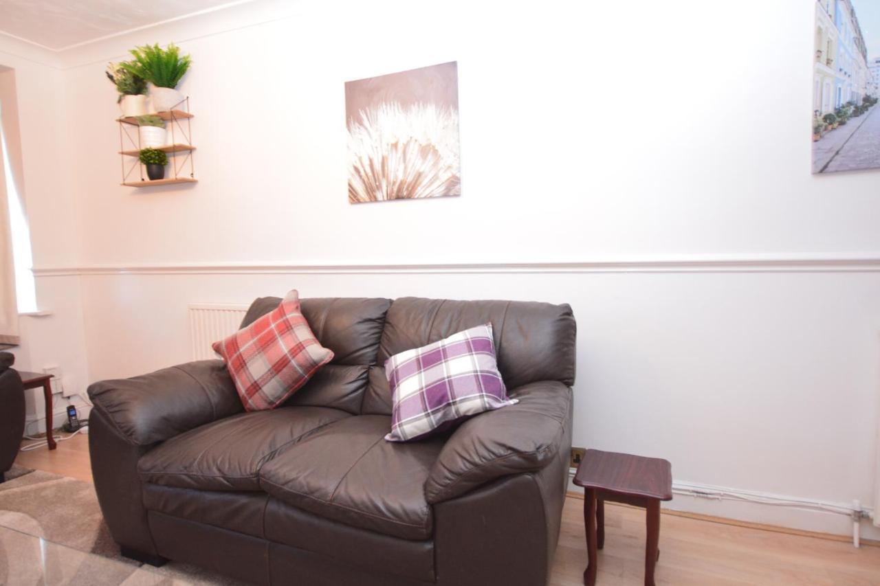 London Luxury 5 Bedroom House 2 Min Walk To The Tube Station Dagenham Eksteriør billede