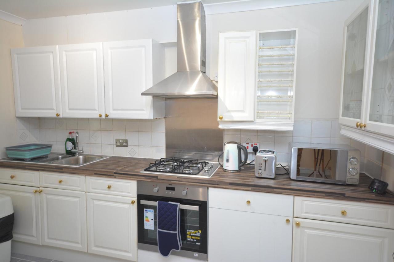 London Luxury 5 Bedroom House 2 Min Walk To The Tube Station Dagenham Eksteriør billede