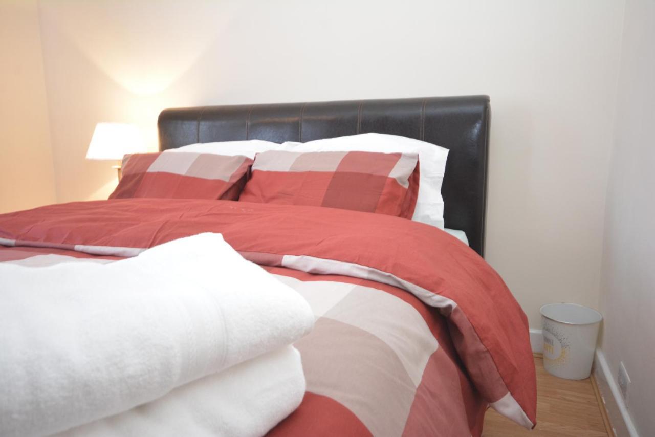 London Luxury 5 Bedroom House 2 Min Walk To The Tube Station Dagenham Eksteriør billede