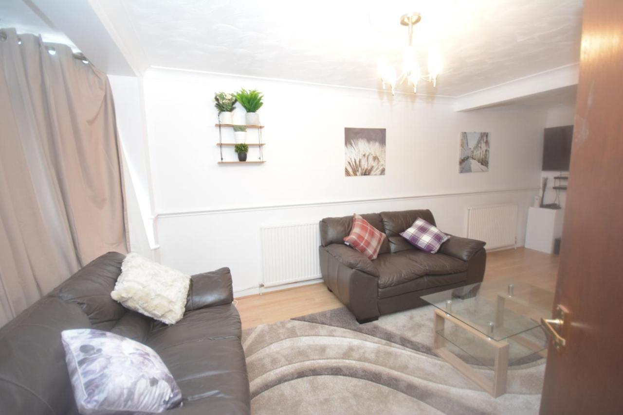 London Luxury 5 Bedroom House 2 Min Walk To The Tube Station Dagenham Eksteriør billede
