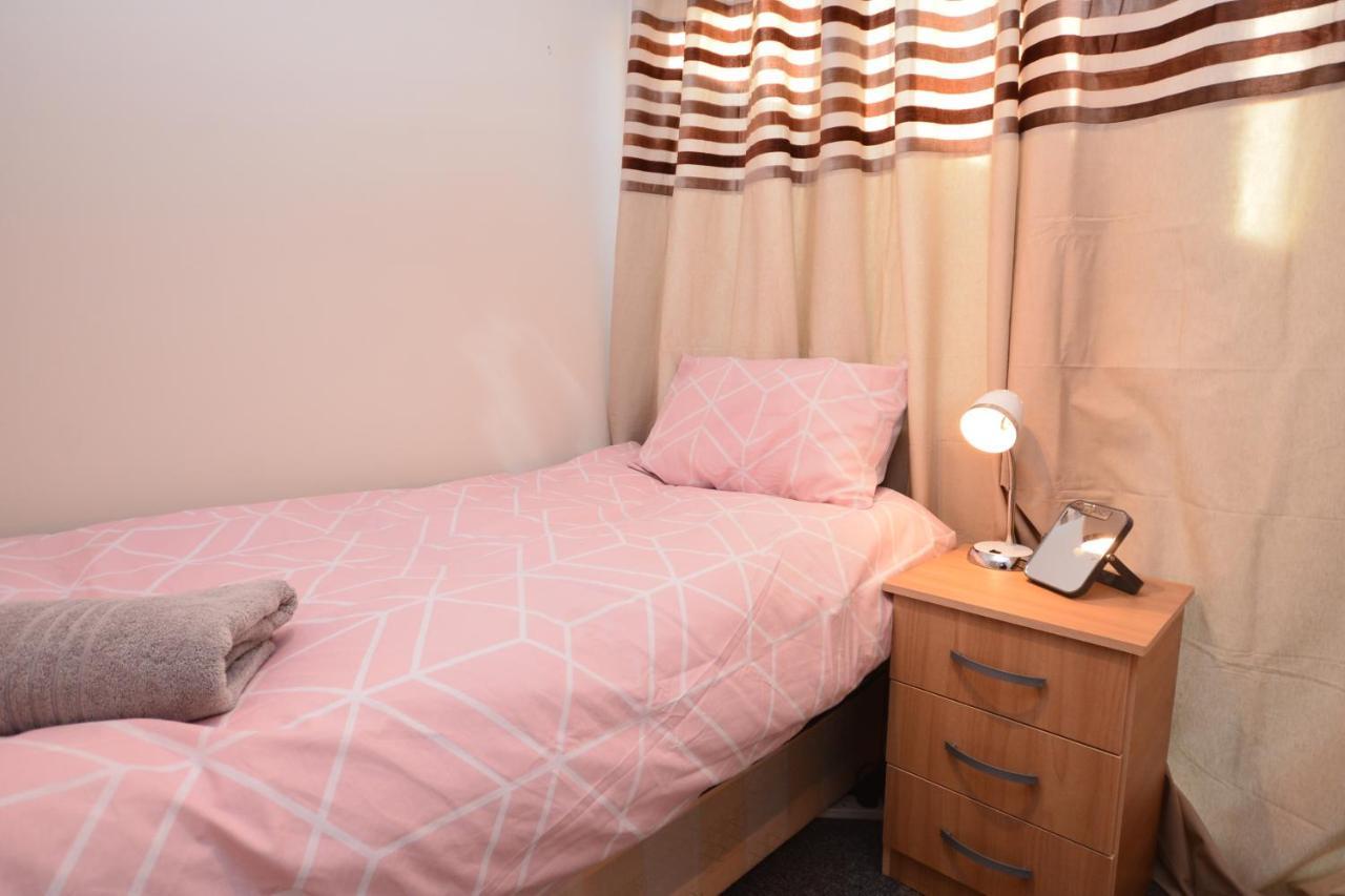 London Luxury 5 Bedroom House 2 Min Walk To The Tube Station Dagenham Eksteriør billede