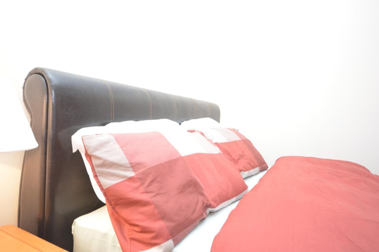 London Luxury 5 Bedroom House 2 Min Walk To The Tube Station Dagenham Eksteriør billede