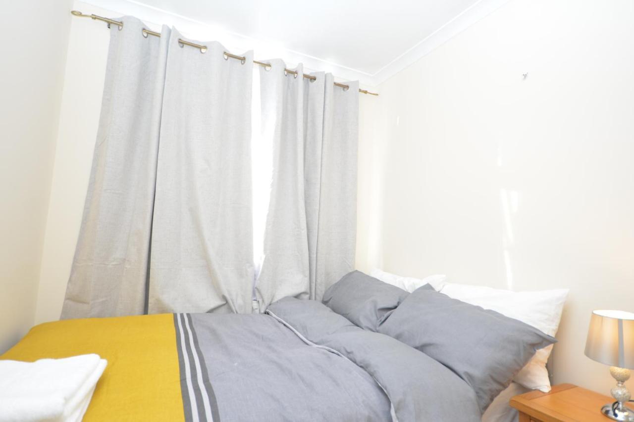 London Luxury 5 Bedroom House 2 Min Walk To The Tube Station Dagenham Eksteriør billede
