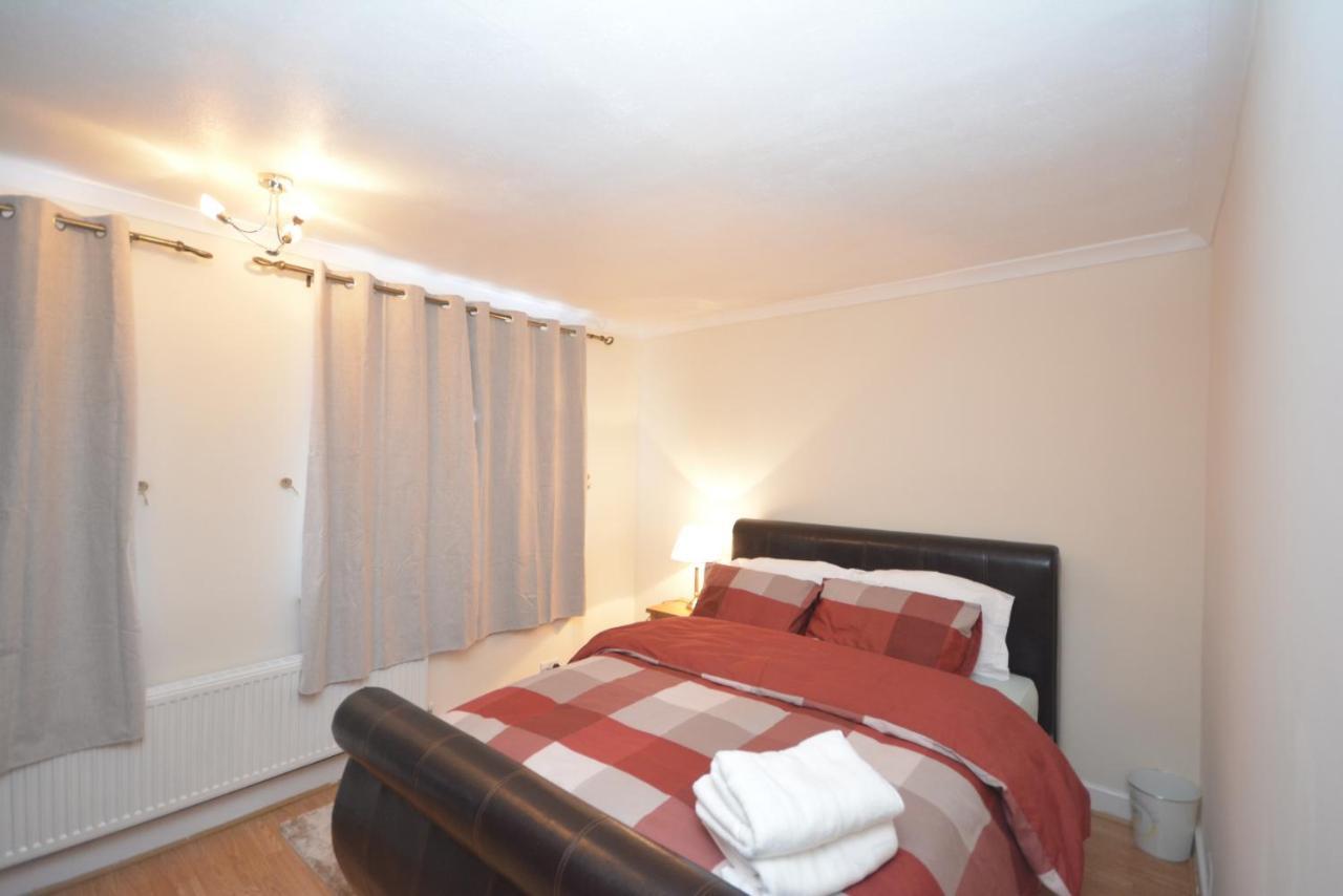 London Luxury 5 Bedroom House 2 Min Walk To The Tube Station Dagenham Eksteriør billede