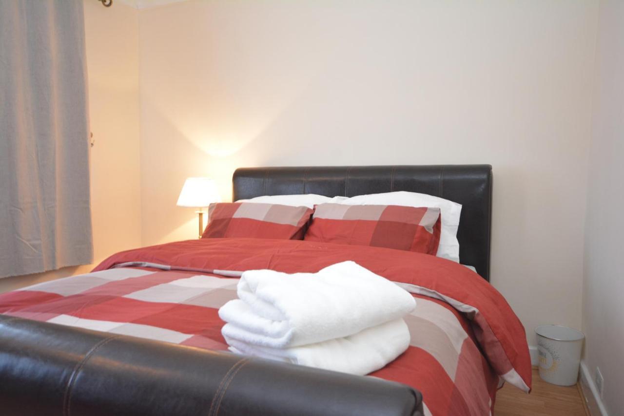 London Luxury 5 Bedroom House 2 Min Walk To The Tube Station Dagenham Eksteriør billede