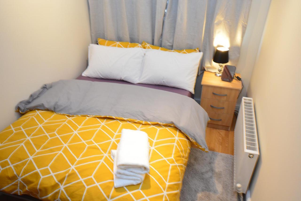 London Luxury 5 Bedroom House 2 Min Walk To The Tube Station Dagenham Eksteriør billede