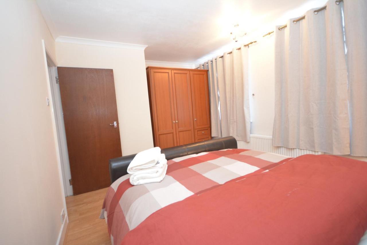 London Luxury 5 Bedroom House 2 Min Walk To The Tube Station Dagenham Eksteriør billede