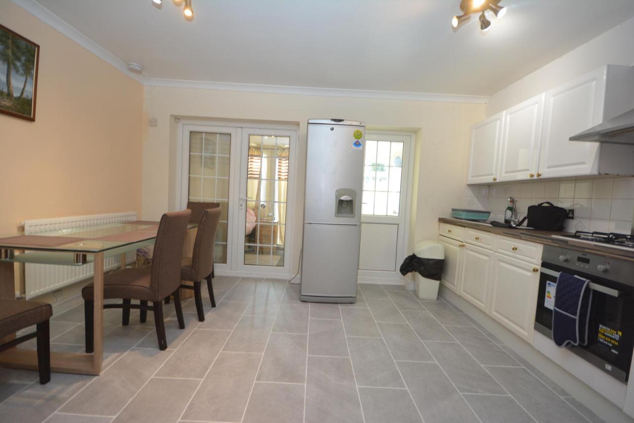 London Luxury 5 Bedroom House 2 Min Walk To The Tube Station Dagenham Eksteriør billede