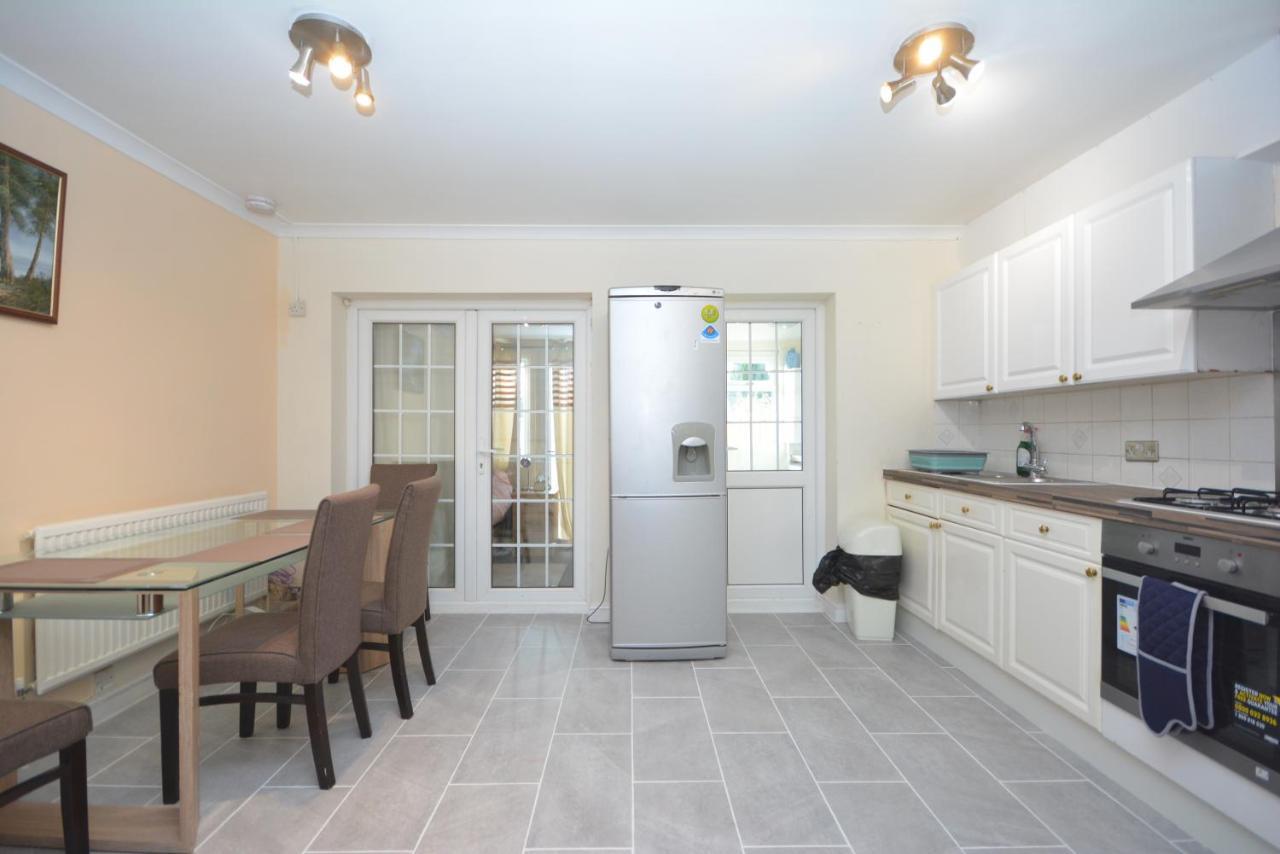 London Luxury 5 Bedroom House 2 Min Walk To The Tube Station Dagenham Eksteriør billede