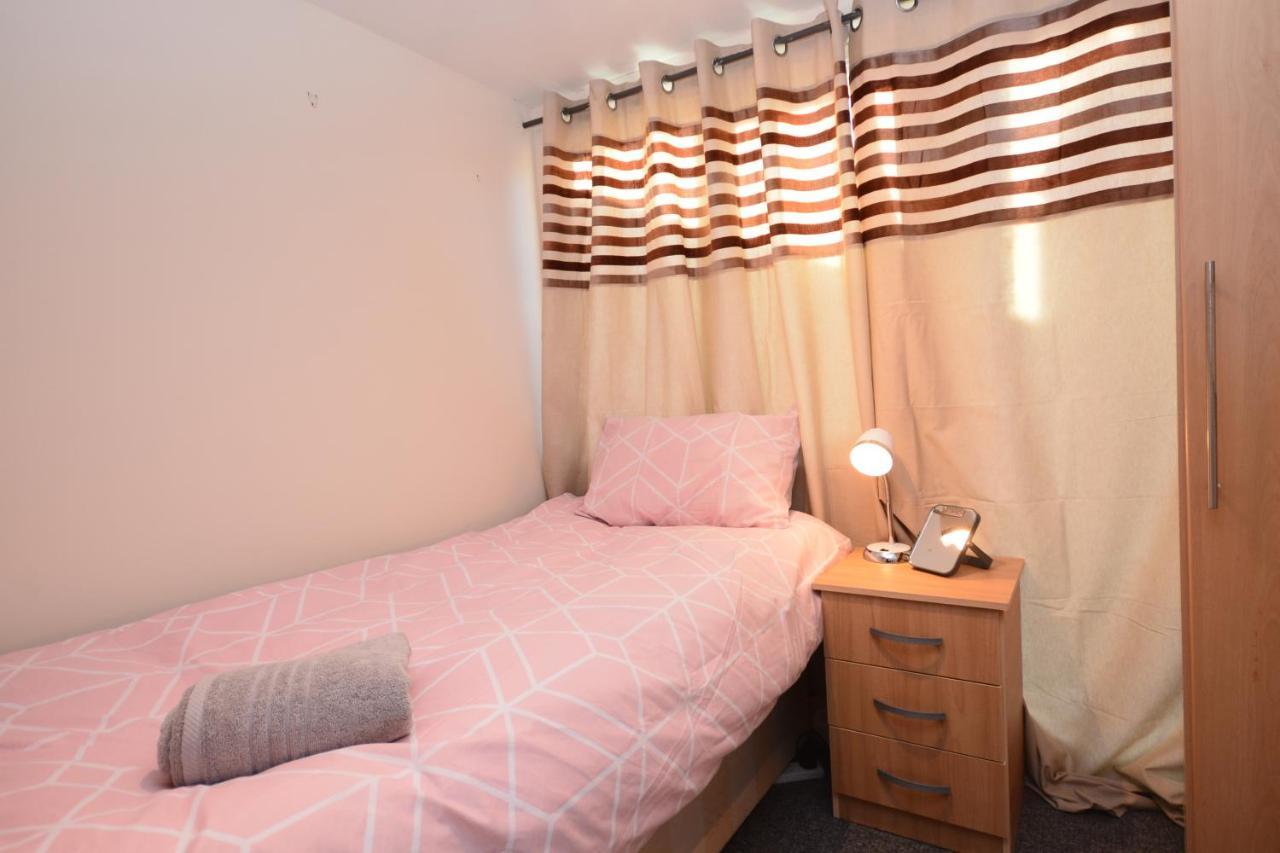 London Luxury 5 Bedroom House 2 Min Walk To The Tube Station Dagenham Eksteriør billede