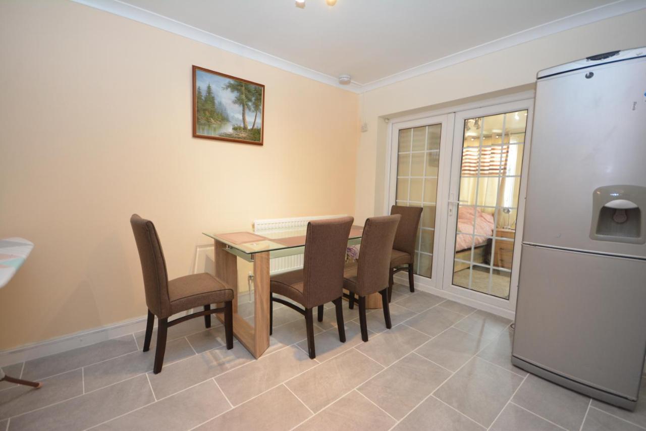 London Luxury 5 Bedroom House 2 Min Walk To The Tube Station Dagenham Eksteriør billede