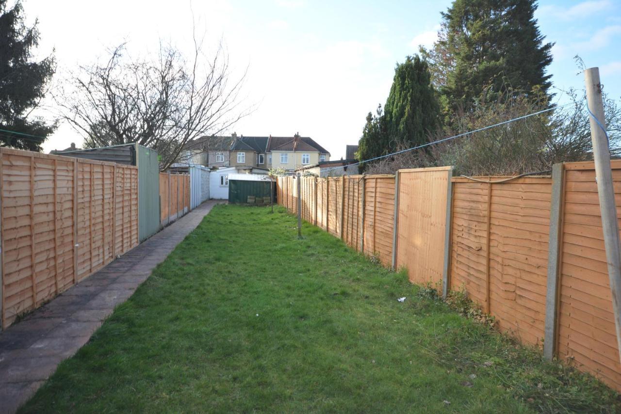London Luxury 5 Bedroom House 2 Min Walk To The Tube Station Dagenham Eksteriør billede