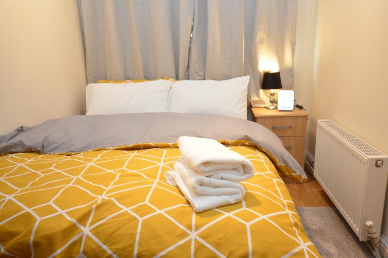 London Luxury 5 Bedroom House 2 Min Walk To The Tube Station Dagenham Eksteriør billede