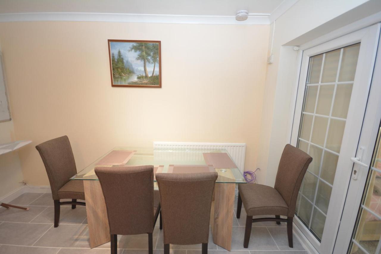 London Luxury 5 Bedroom House 2 Min Walk To The Tube Station Dagenham Eksteriør billede