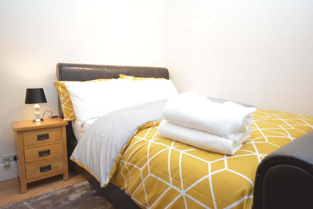 London Luxury 5 Bedroom House 2 Min Walk To The Tube Station Dagenham Eksteriør billede