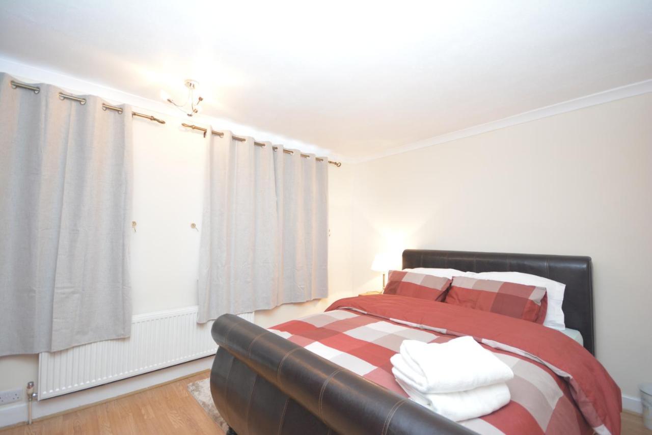 London Luxury 5 Bedroom House 2 Min Walk To The Tube Station Dagenham Eksteriør billede