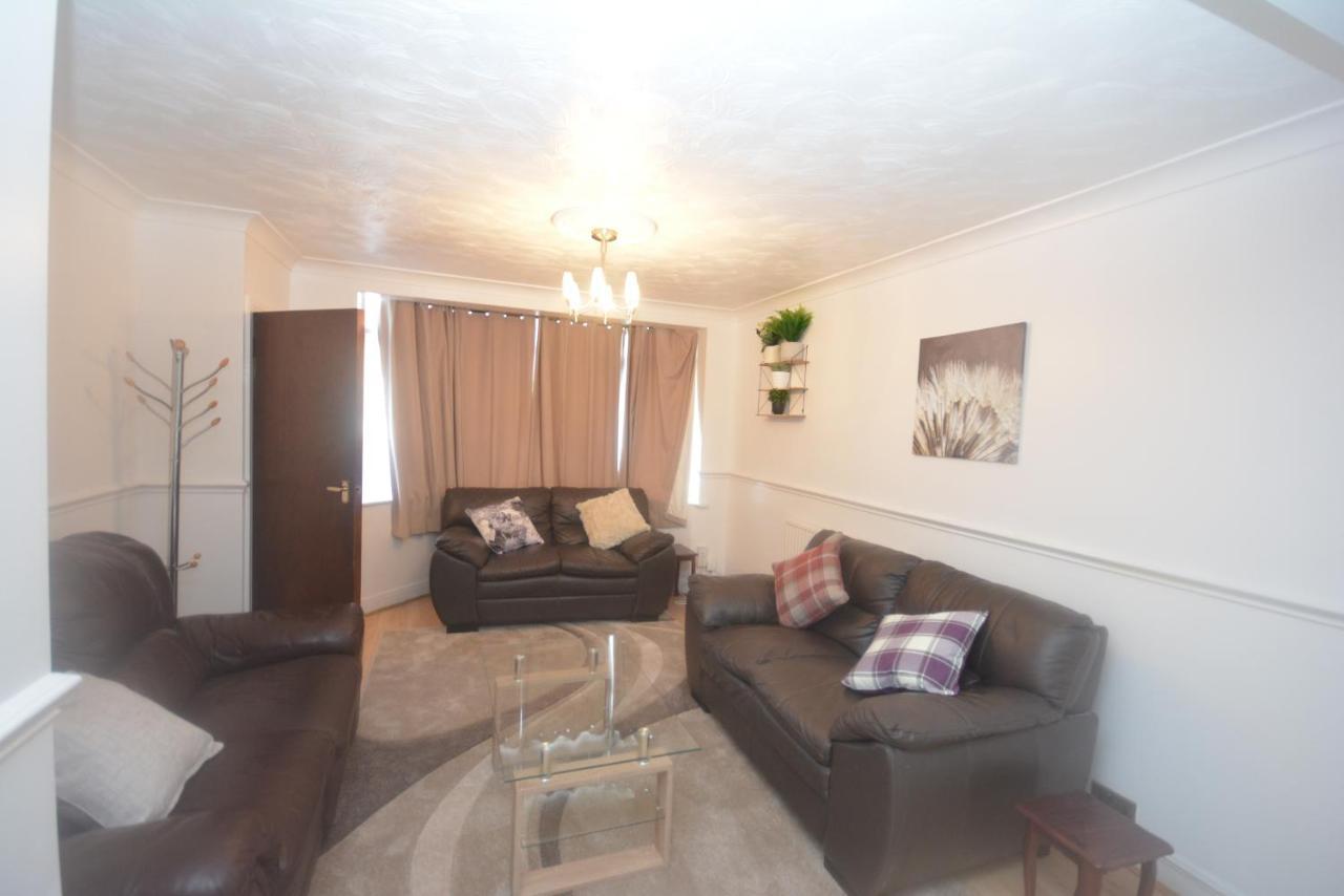 London Luxury 5 Bedroom House 2 Min Walk To The Tube Station Dagenham Eksteriør billede