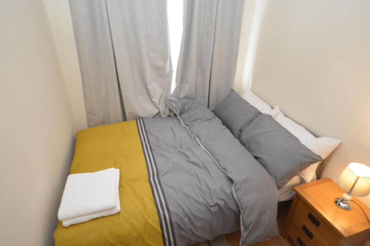 London Luxury 5 Bedroom House 2 Min Walk To The Tube Station Dagenham Eksteriør billede
