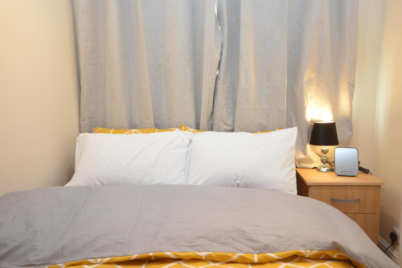 London Luxury 5 Bedroom House 2 Min Walk To The Tube Station Dagenham Eksteriør billede