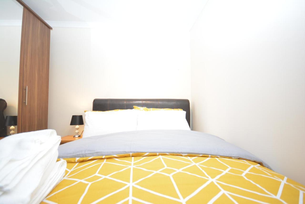 London Luxury 5 Bedroom House 2 Min Walk To The Tube Station Dagenham Eksteriør billede