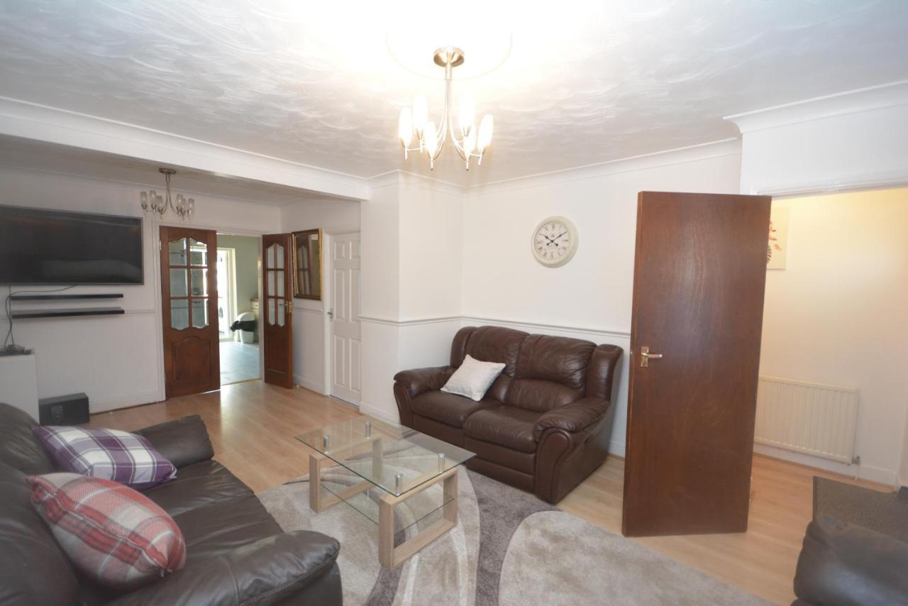 London Luxury 5 Bedroom House 2 Min Walk To The Tube Station Dagenham Eksteriør billede