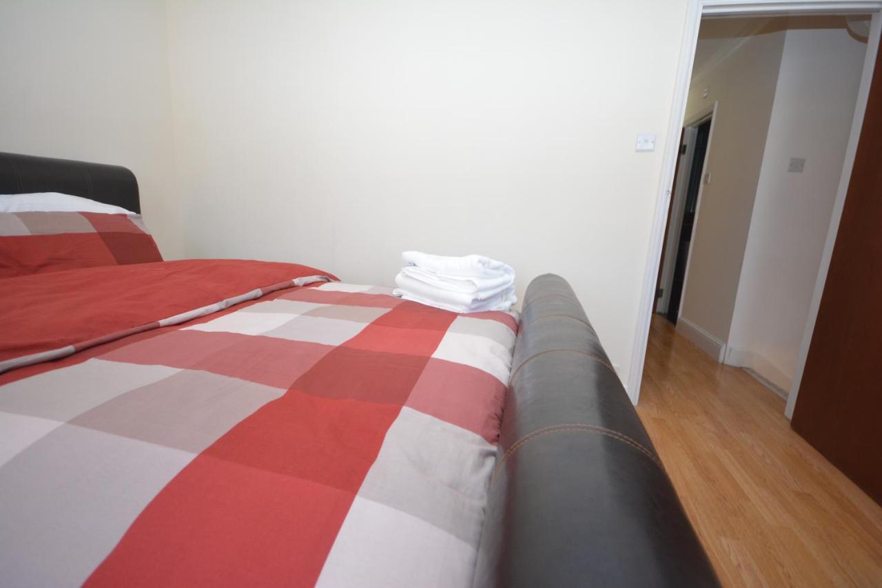 London Luxury 5 Bedroom House 2 Min Walk To The Tube Station Dagenham Eksteriør billede