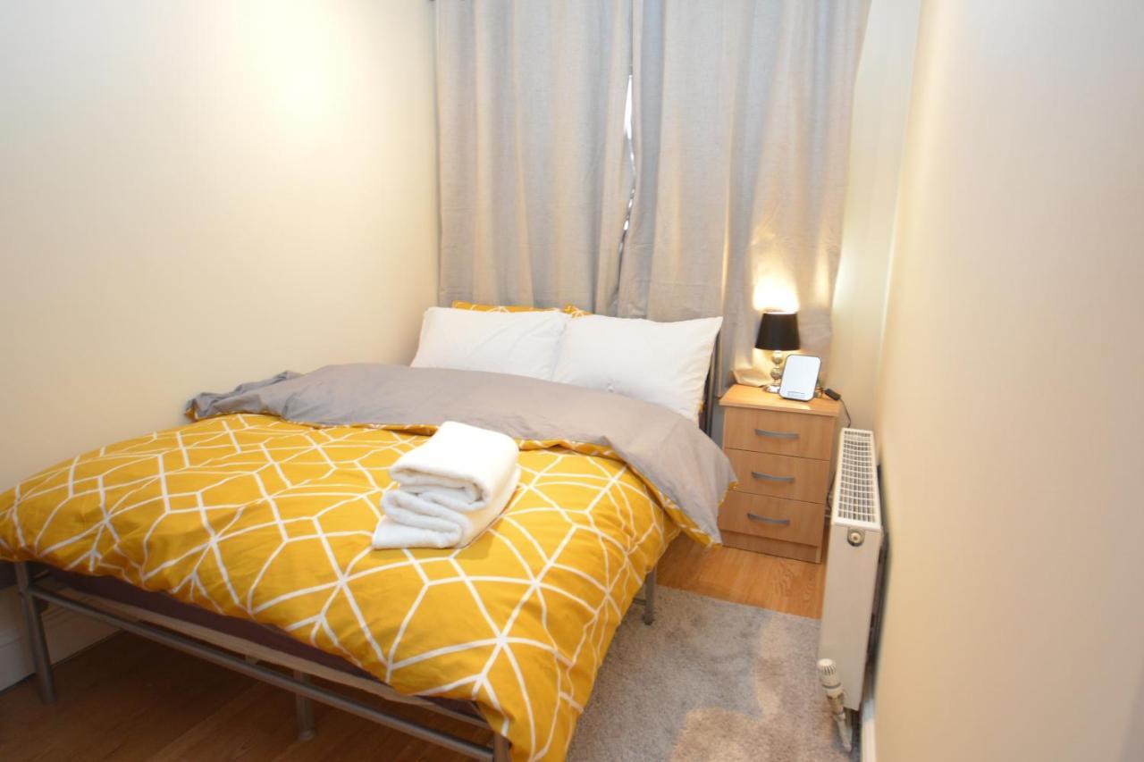 London Luxury 5 Bedroom House 2 Min Walk To The Tube Station Dagenham Eksteriør billede