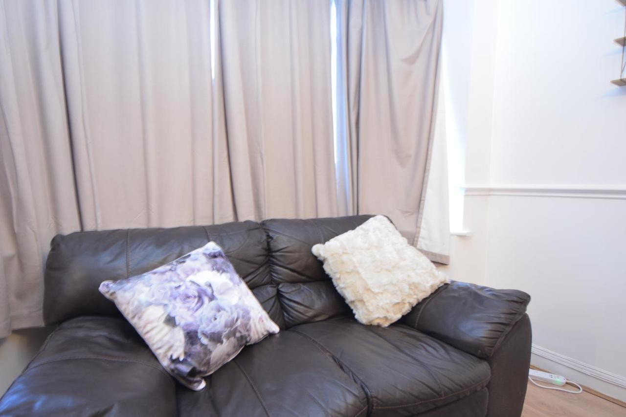 London Luxury 5 Bedroom House 2 Min Walk To The Tube Station Dagenham Eksteriør billede