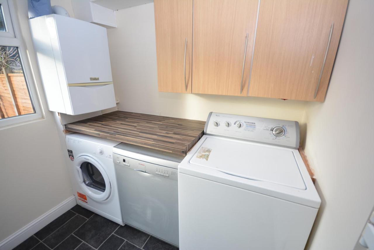 London Luxury 5 Bedroom House 2 Min Walk To The Tube Station Dagenham Eksteriør billede