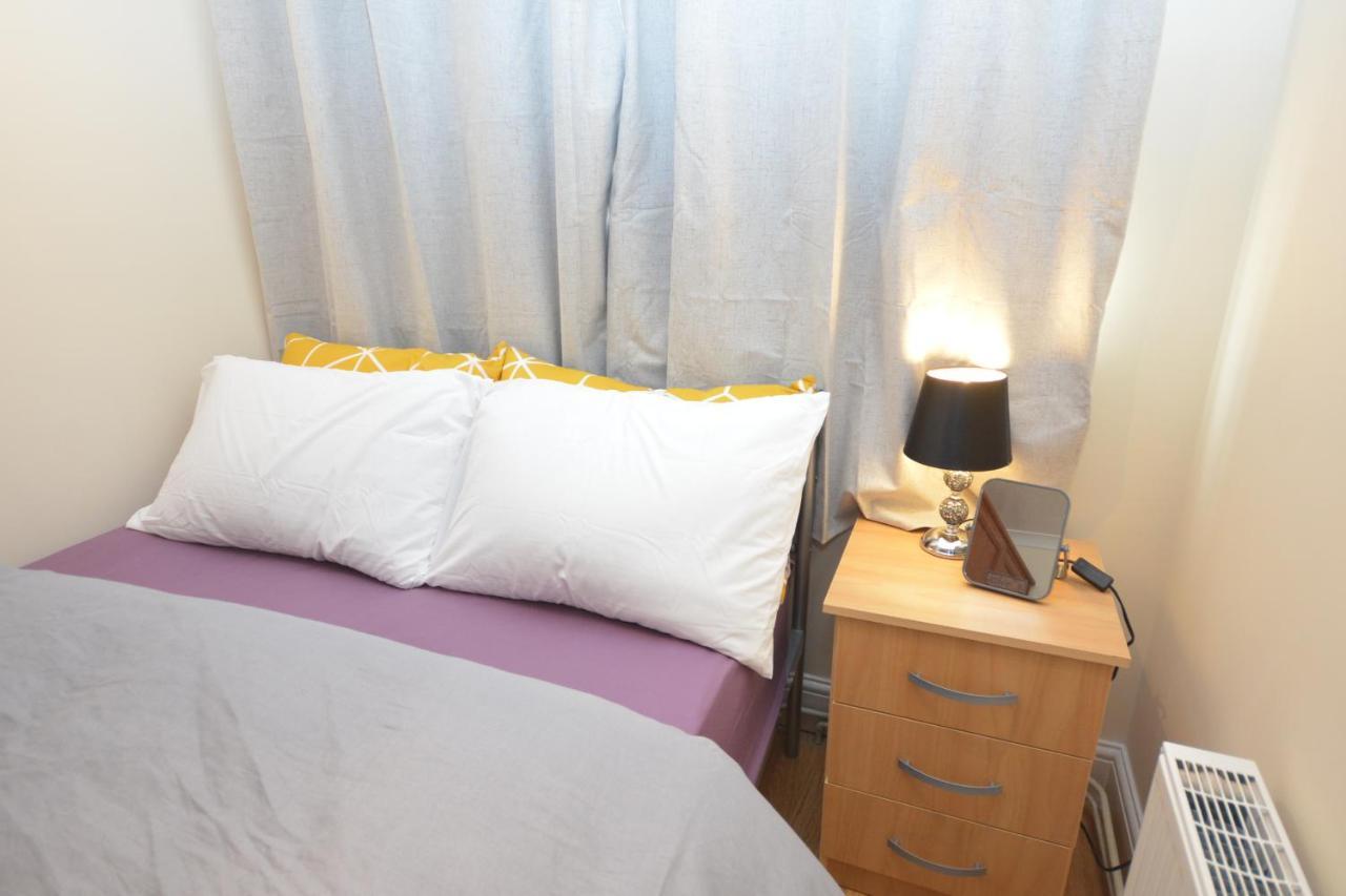 London Luxury 5 Bedroom House 2 Min Walk To The Tube Station Dagenham Eksteriør billede