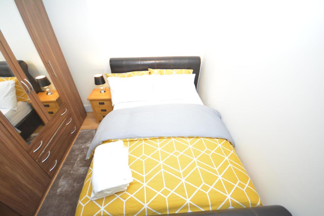 London Luxury 5 Bedroom House 2 Min Walk To The Tube Station Dagenham Eksteriør billede