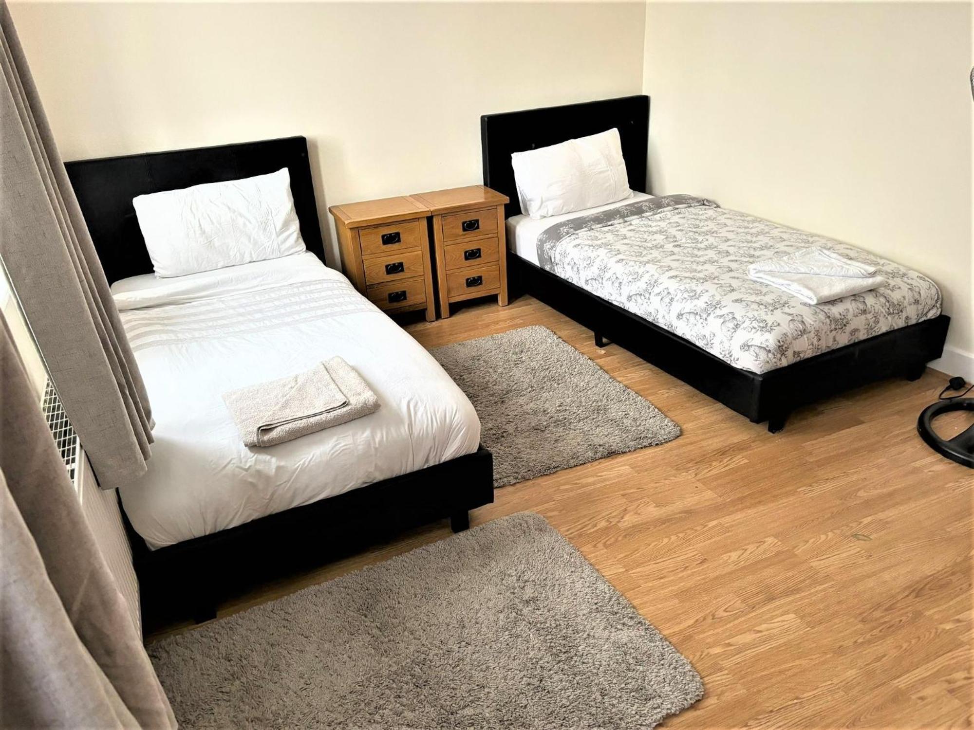 London Luxury 5 Bedroom House 2 Min Walk To The Tube Station Dagenham Eksteriør billede
